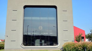 Cam aynalı ofis binasının ön dokusu. Ön cephenin bir parçası. Ofis binasının modern mimarisi.