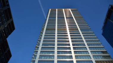 İş bölgesindeki modern ofis binalarının alt manzarası.