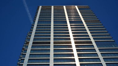 İş bölgesindeki modern ofis binalarının alt manzarası.