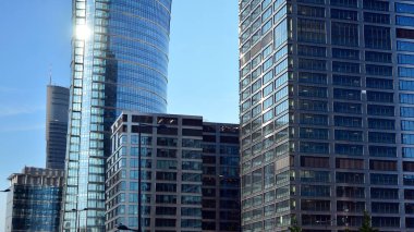 Cam aynalı ofis binasının ön dokusu. Ön cephenin bir parçası. Ofis binasının modern mimarisi.