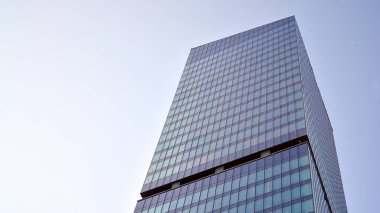 İş bölgesindeki modern ofis binalarının alt manzarası.