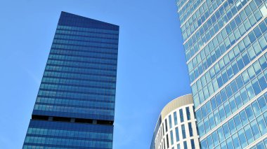 Cam aynalı ofis binasının ön dokusu. Ön cephenin bir parçası. Ofis binasının modern mimarisi.