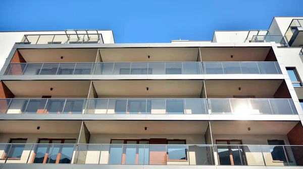 현대적 주거용 외벽이지 날푸른 하늘에 현대적 아파트 현대식 아파트 건물의 — 스톡 사진