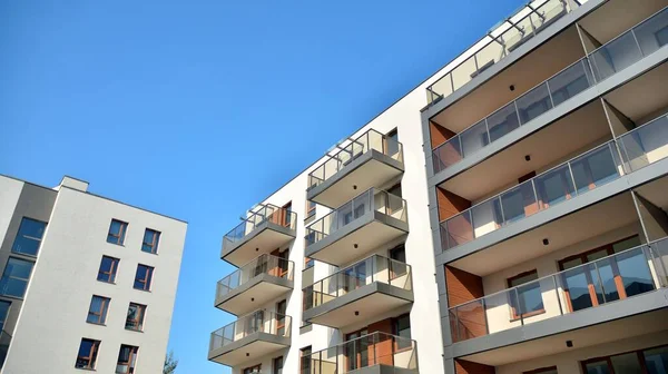 Hedendaagse Woongebouw Buitenkant Het Daglicht Moderne Appartementengebouwen Een Zonnige Dag — Stockfoto