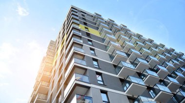 Modern apartman binasının mimari detayları. Modern Avrupa apartman kompleksi. Gün batımı.