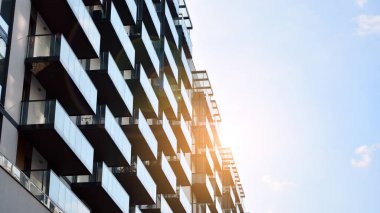 Modern apartman binasının mimari detayları. Modern Avrupa apartman kompleksi. Gün batımı.