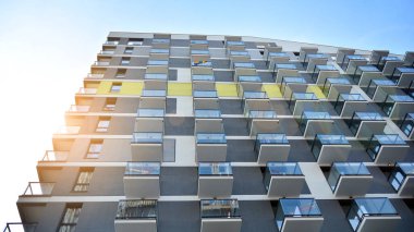 Modern apartman binasının mimari detayları. Modern Avrupa apartman kompleksi. Gün batımı.