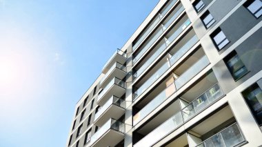 Modern apartman binasının mimari detayları. Modern Avrupa apartman kompleksi. Gün batımı.