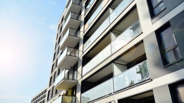 Modern apartman binasının mimari detayları. Modern Avrupa apartman kompleksi. Gün batımı.
