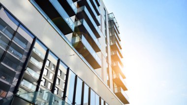 Modern apartman binasının mimari detayları. Modern Avrupa apartman kompleksi. Gün batımı.