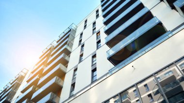 Modern apartman binasının mimari detayları. Modern Avrupa apartman kompleksi. Gün batımı.