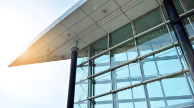 Ofis binası, mavi cam duvar ve güneş yansımalarının detayları..