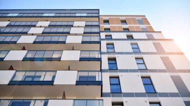Modern apartman binasının mimari detayları. Modern Avrupa apartman kompleksi. Gün batımı.