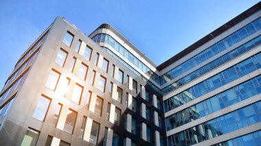 Ofis binası, mavi cam duvar ve güneş yansımalarının detayları..