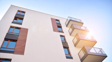 Modern apartman binasının mimari detayları. Modern Avrupa apartman kompleksi. Gün batımı.