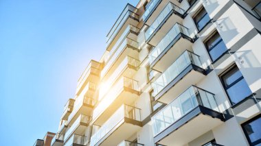 Modern apartman binasının mimari detayları. Modern Avrupa apartman kompleksi. Gün batımı.