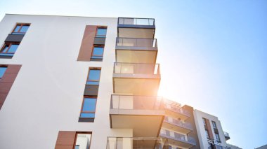 Modern apartman binasının mimari detayları. Modern Avrupa apartman kompleksi. Gün batımı.
