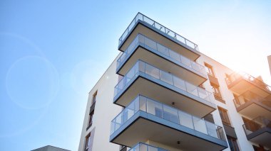 Modern apartman binasının mimari detayları. Modern Avrupa apartman kompleksi. Gün batımı.
