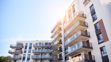 Modern apartman binasının mimari detayları. Modern Avrupa apartman kompleksi. Gün batımı.