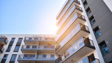 Modern apartman binasının mimari detayları. Modern Avrupa apartman kompleksi. Gün batımı.