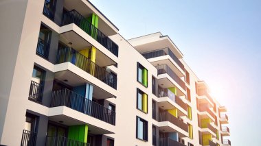 Modern apartman binasının mimari detayları. Modern Avrupa apartman kompleksi. Gün batımı.