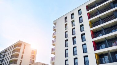 Modern apartman binasının mimari detayları. Modern Avrupa apartman kompleksi. Gün batımı.