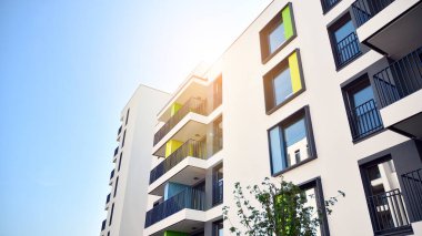 Modern apartman binasının mimari detayları. Modern Avrupa apartman kompleksi. Gün batımı.