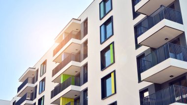 Modern apartman binasının mimari detayları. Modern Avrupa apartman kompleksi. Gün batımı.