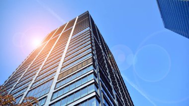 Ofis binası, mavi cam duvar ve güneş yansımalarının detayları..