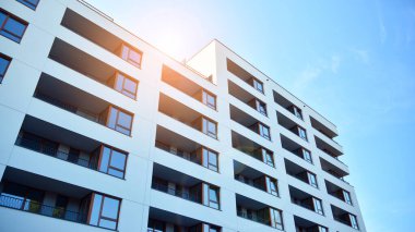 Modern apartman binasının mimari detayları. Modern Avrupa apartman kompleksi. Gün batımı.