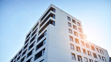 Modern apartman binasının mimari detayları. Modern Avrupa apartman kompleksi. Gün batımı.