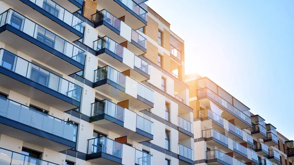Modern apartman binasının mimari detayları. Modern Avrupa apartman kompleksi. Gün batımı.