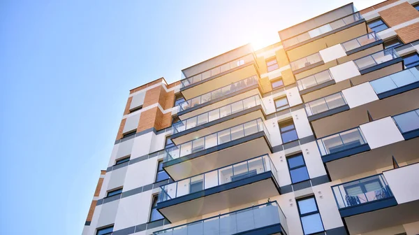 Modern apartman binasının mimari detayları. Modern Avrupa apartman kompleksi. Gün batımı.