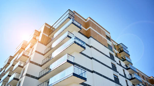 Modern apartman binasının mimari detayları. Modern Avrupa apartman kompleksi. Gün batımı.