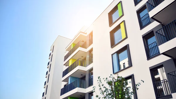 Modern apartman binasının mimari detayları. Modern Avrupa apartman kompleksi. Gün batımı.