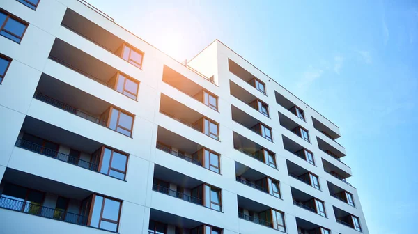 Modern apartman binasının mimari detayları. Modern Avrupa apartman kompleksi. Gün batımı.