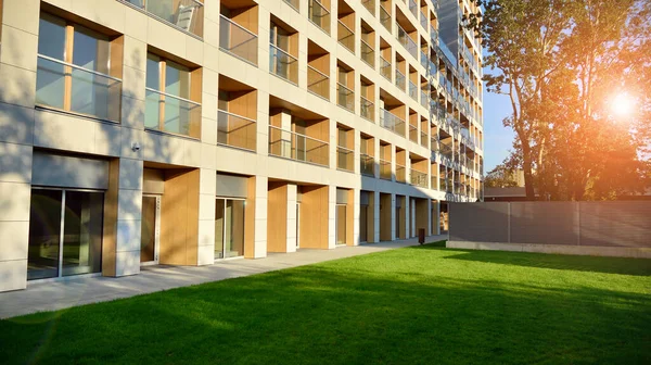 现代公寓楼的建筑细节 现代欧洲住宅公寓建筑群 日落时分 — 图库照片