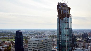 Varşova, Polonya. 20 Eylül 2020. Varso Place ofis binası inşaatı.