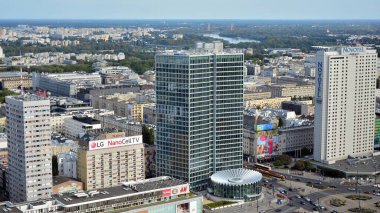 Varşova, Polonya. 20 Eylül 2020. Varşova şehrinin şehir manzarası Kültür ve Bilim Sarayı 'nın 30. katındaki izleme terasından. Varşova Şehir Merkezi. 