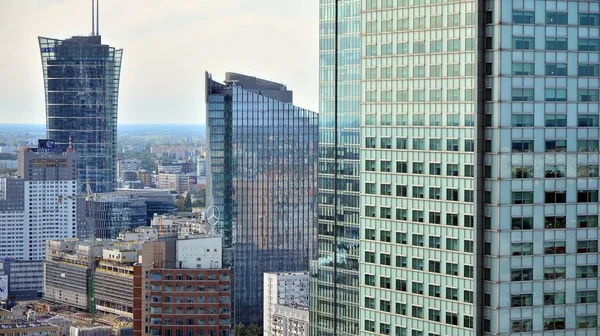 Varşova, Polonya. 20 Eylül 2020. Varşova şehrinin şehir manzarası Kültür ve Bilim Sarayı 'nın 30. katındaki izleme terasından. Varşova Şehir Merkezi. 