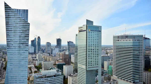 Varşova, Polonya. 20 Eylül 2020. Varşova şehrinin şehir manzarası Kültür ve Bilim Sarayı 'nın 30. katındaki izleme terasından. Varşova Şehir Merkezi. 