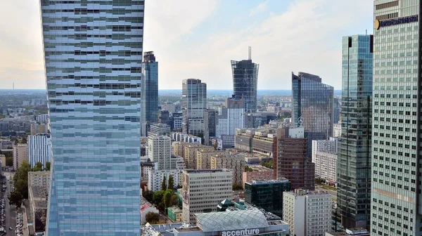 Varşova, Polonya. 20 Eylül 2020. Varşova şehrinin şehir manzarası Kültür ve Bilim Sarayı 'nın 30. katındaki izleme terasından. Varşova Şehir Merkezi. 