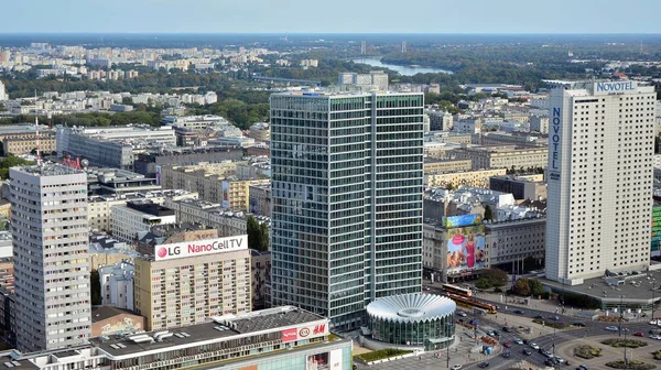 Varşova, Polonya. 20 Eylül 2020. Varşova şehrinin şehir manzarası Kültür ve Bilim Sarayı 'nın 30. katındaki izleme terasından. Varşova Şehir Merkezi. 