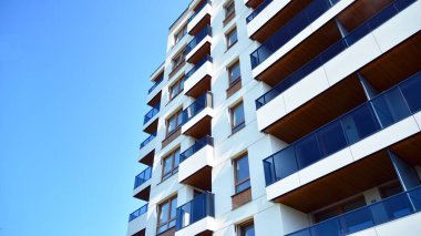 Çok katlı modern, yeni ve şık apartman daireleri. Yeni yapılmış bir apartman..