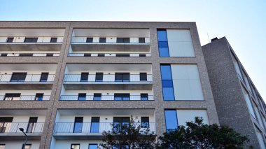 Çok katlı modern, yeni ve şık apartman daireleri. Yeni yapılmış bir apartman..