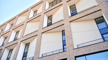 Çok katlı modern, yeni ve şık apartman daireleri. Yeni yapılmış bir apartman..