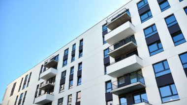 Çok katlı modern, yeni ve şık apartman daireleri. Yeni yapılmış bir apartman..