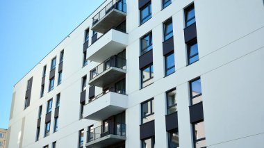 Çok katlı modern, yeni ve şık apartman daireleri. Yeni yapılmış bir apartman..
