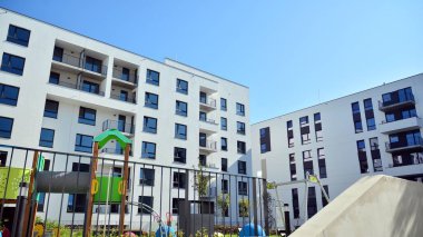 Çok katlı modern, yeni ve şık apartman daireleri. Yeni yapılmış bir apartman..