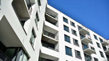 Çok katlı modern, yeni ve şık apartman daireleri. Yeni yapılmış bir apartman..